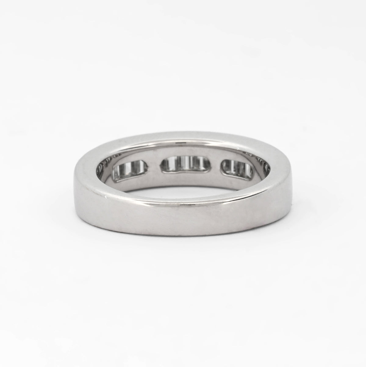Media alianza de oro blanco de 18kt con carril de 12 diamantes talla baguette. Talla original: 13 grosor anillo 5,26mm. Joyas de segunda mano restauradas  al mejor precio, envío gratuito. Anillos de compromiso baratos