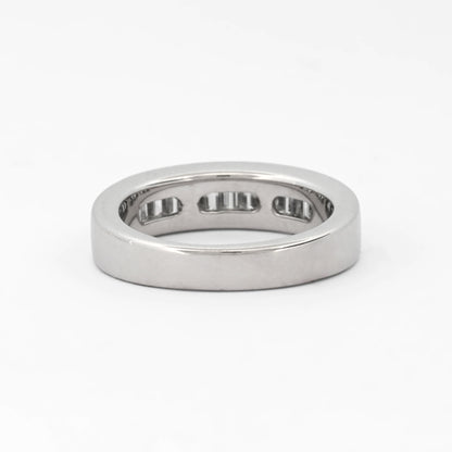 Media alianza de oro blanco de 18kt con carril de 12 diamantes talla baguette. Talla original: 13 grosor anillo 5,26mm. Joyas de segunda mano restauradas  al mejor precio, envío gratuito. Anillos de compromiso baratos