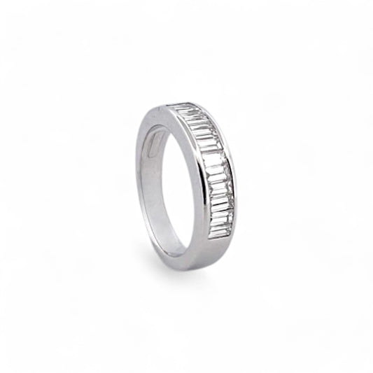Media alianza de oro blanco de 18kt con carril de 12 diamantes talla baguette.
Talla original: 13 grosor anillo 5,26mm. Joyas de segunda mano restauradas  al mejor precio, envío gratuito. Anillos de compromiso baratos