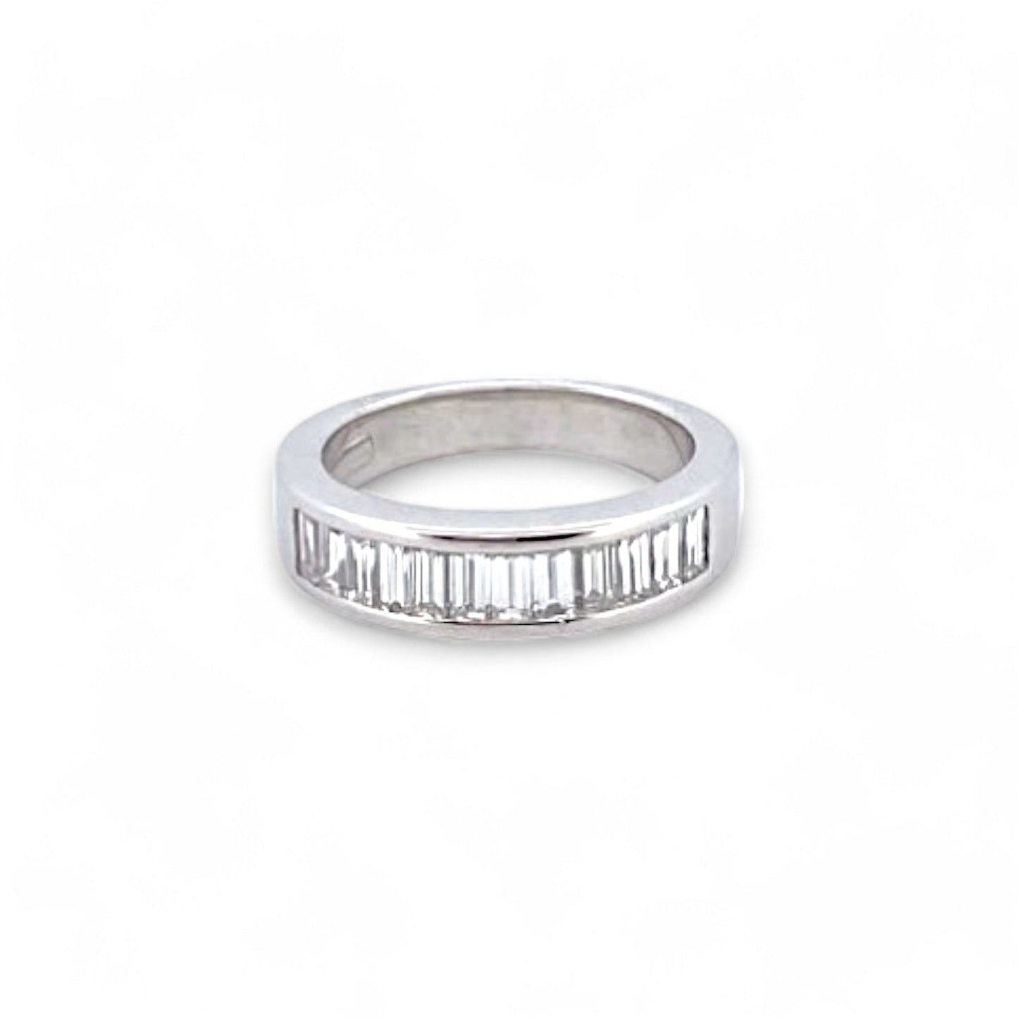 Media alianza de oro blanco de 18kt con carril de 12 diamantes talla baguette.
Talla original: 13 grosor anillo 5,26mm. Joyas de segunda mano restauradas  al mejor precio, envío gratuito. Anillos de compromiso baratos