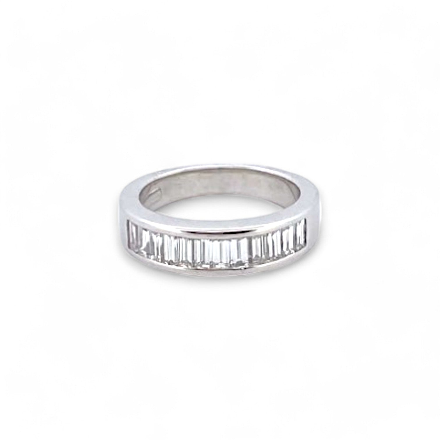 Media alianza de oro blanco de 18kt con carril de 12 diamantes talla baguette.
Talla original: 13 grosor anillo 5,26mm. Joyas de segunda mano restauradas  al mejor precio, envío gratuito. Anillos de compromiso baratos