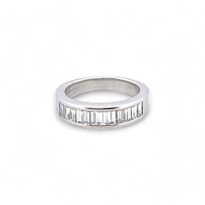 Media alianza de oro blanco de 18kt con carril de 12 diamantes talla baguette.
Talla original: 13 grosor anillo 5,26mm. Joyas de segunda mano restauradas  al mejor precio, envío gratuito. Anillos de compromiso baratos