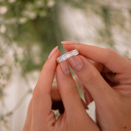 Media alianza de oro blanco de 18kt con carril de 12 diamantes talla baguette.
Talla original: 13 grosor anillo 5,26mm. Joyas de segunda mano restauradas  al mejor precio, envío gratuito. Anillos de compromiso baratos