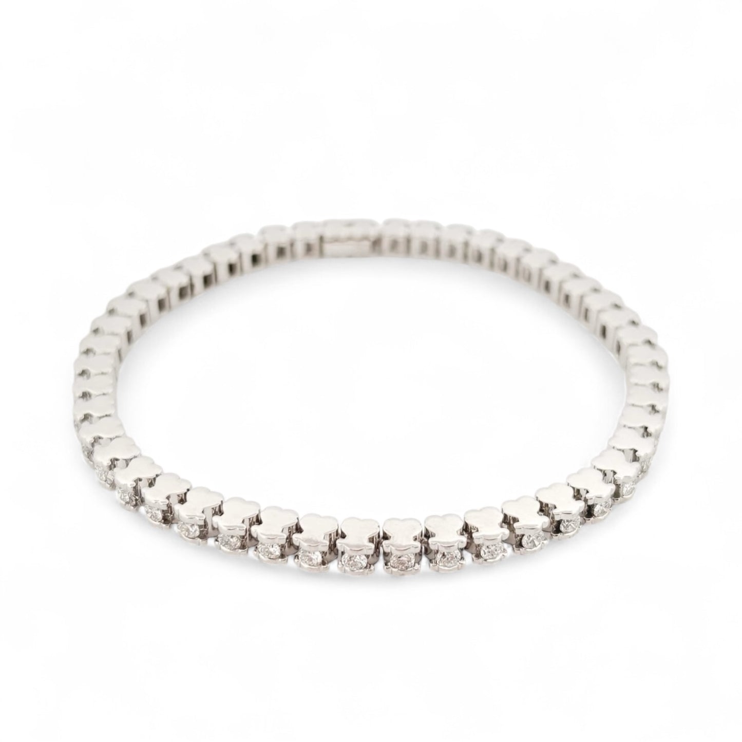 Pulsera Riviere de la firma TOUS realizada en oro blanco de 18kt con 46 diamantes talla brillante de 0,05 ct cada uno con engaste en tensión con detalles del icónico osito. Una preciosa joya con más de 2 quilates de diamantes. La pulsera mide 19cm y dispone de cierre de cajón
Joyas de segunda mano de firma. Joyas Tous restauradas al mejor precio, donde encontrar joyas baratas