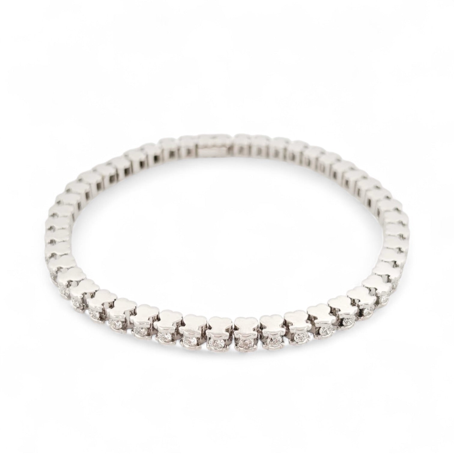 Pulsera Riviere de la firma TOUS realizada en oro blanco de 18kt con 46 diamantes talla brillante de 0,05 ct cada uno con engaste en tensión con detalles del icónico osito. Una preciosa joya con más de 2 quilates de diamantes. La pulsera mide 19cm y dispone de cierre de cajón
Joyas de segunda mano de firma. Joyas Tous restauradas al mejor precio, donde encontrar joyas baratas