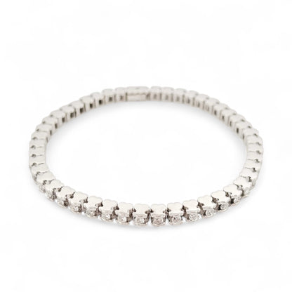 Pulsera Riviere de la firma TOUS realizada en oro blanco de 18kt con 46 diamantes talla brillante de 0,05 ct cada uno con engaste en tensión con detalles del icónico osito. Una preciosa joya con más de 2 quilates de diamantes. La pulsera mide 19cm y dispone de cierre de cajón
Joyas de segunda mano de firma. Joyas Tous restauradas al mejor precio, donde encontrar joyas baratas