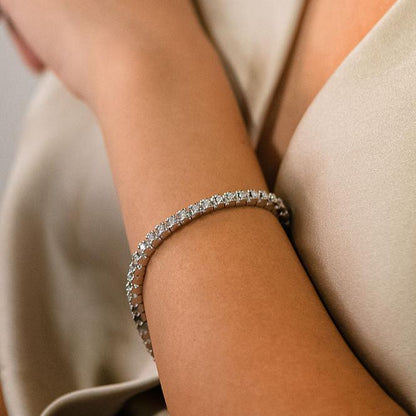 Pulsera Riviere de la firma TOUS realizada en oro blanco de 18kt con 46 diamantes talla brillante de 0,05 ct cada uno con engaste en tensión con detalles del icónico osito. Una preciosa joya con más de 2 quilates de diamantes. La pulsera mide 19cm y dispone de cierre de cajón
Joyas de segunda mano de firma. Joyas Tous restauradas al mejor precio, donde encontrar joyas baratas