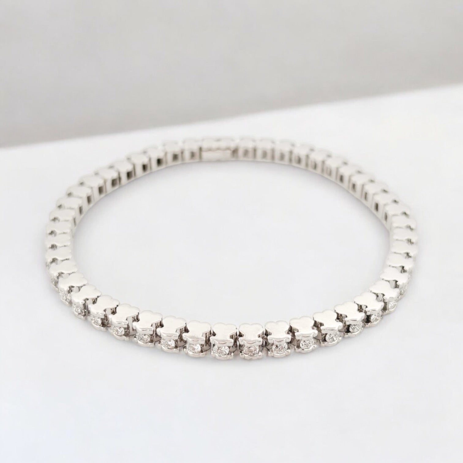 Pulsera Riviere de la firma TOUS realizada en oro blanco de 18kt con 46 diamantes talla brillante de 0,05 ct cada uno con engaste en tensión con detalles del icónico osito. Una preciosa joya con más de 2 quilates de diamantes. La pulsera mide 19cm y dispone de cierre de cajón
Joyas de segunda mano de firma. Joyas Tous restauradas al mejor precio, donde encontrar joyas baratas