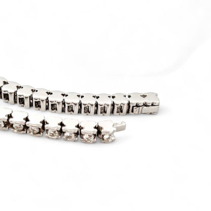 Pulsera Riviere de la firma TOUS realizada en oro blanco de 18kt con 46 diamantes talla brillante de 0,05 ct cada uno con engaste en tensión con detalles del icónico osito. Una preciosa joya con más de 2 quilates de diamantes. La pulsera mide 19cm y dispone de cierre de cajón
Joyas de segunda mano de firma. Joyas Tous restauradas al mejor precio, donde encontrar joyas baratas