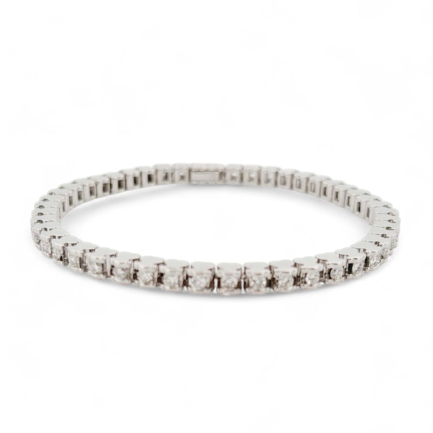 Pulsera Riviere de la firma TOUS realizada en oro blanco de 18kt con 46 diamantes talla brillante de 0,05 ct cada uno con engaste en tensión con detalles del icónico osito. Una preciosa joya con más de 2 quilates de diamantes. La pulsera mide 19cm y dispone de cierre de cajón
Joyas de segunda mano de firma. Joyas Tous restauradas al mejor precio, donde encontrar joyas baratas