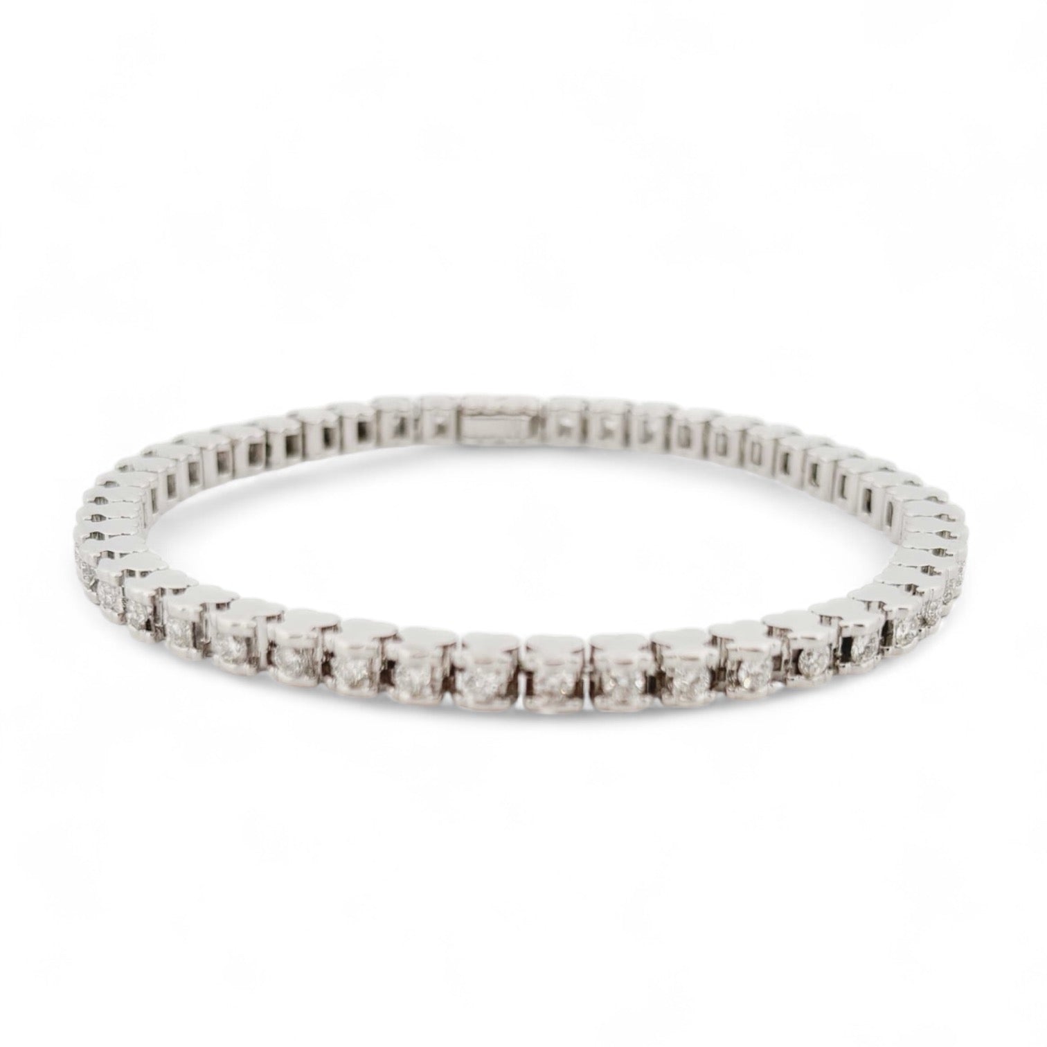 Pulsera Riviere de la firma TOUS realizada en oro blanco de 18kt con 46 diamantes talla brillante de 0,05 ct cada uno con engaste en tensión con detalles del icónico osito. Una preciosa joya con más de 2 quilates de diamantes. La pulsera mide 19cm y dispone de cierre de cajón
Joyas de segunda mano de firma. Joyas Tous restauradas al mejor precio, donde encontrar joyas baratas