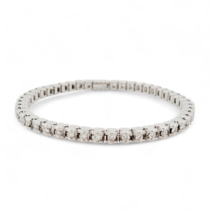 Pulsera Riviere de la firma TOUS realizada en oro blanco de 18kt con 46 diamantes talla brillante de 0,05 ct cada uno con engaste en tensión con detalles del icónico osito. Una preciosa joya con más de 2 quilates de diamantes. La pulsera mide 19cm y dispone de cierre de cajón
Joyas de segunda mano de firma. Joyas Tous restauradas al mejor precio, donde encontrar joyas baratas