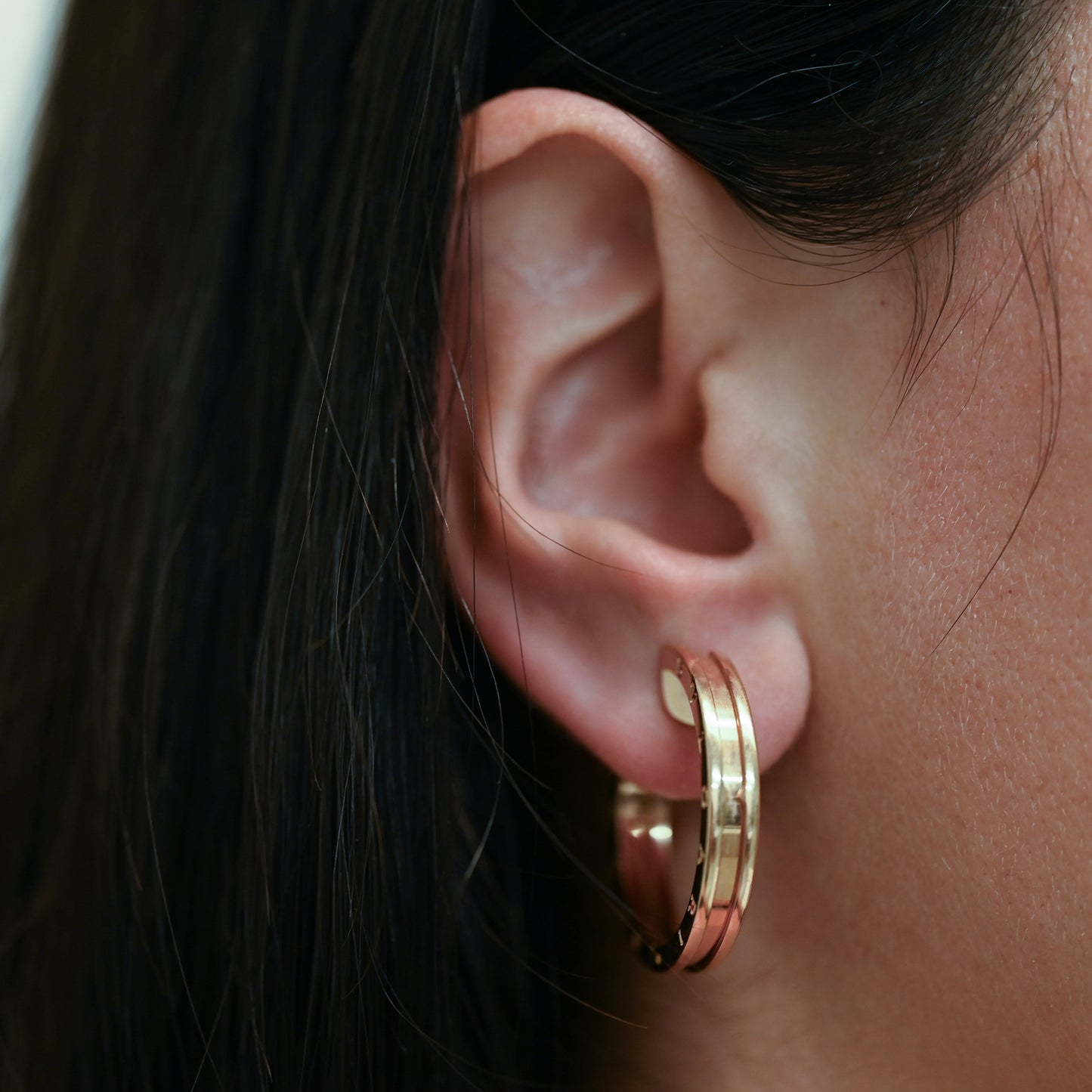 Pendientes modelo BZero1 de 1 banda de la prestigiosa casa Bvlgari, realizados en oro rosa de 18kt. Los pendientes tienen un diámetro de 30mm. Joyería Ian'Or.