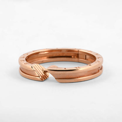 Pendientes modelo BZero1 de 1 banda de la prestigiosa casa Bvlgari, realizados en oro rosa de 18kt. Los pendientes tienen un diámetro de 30mm. Joyería Ian'Or.
