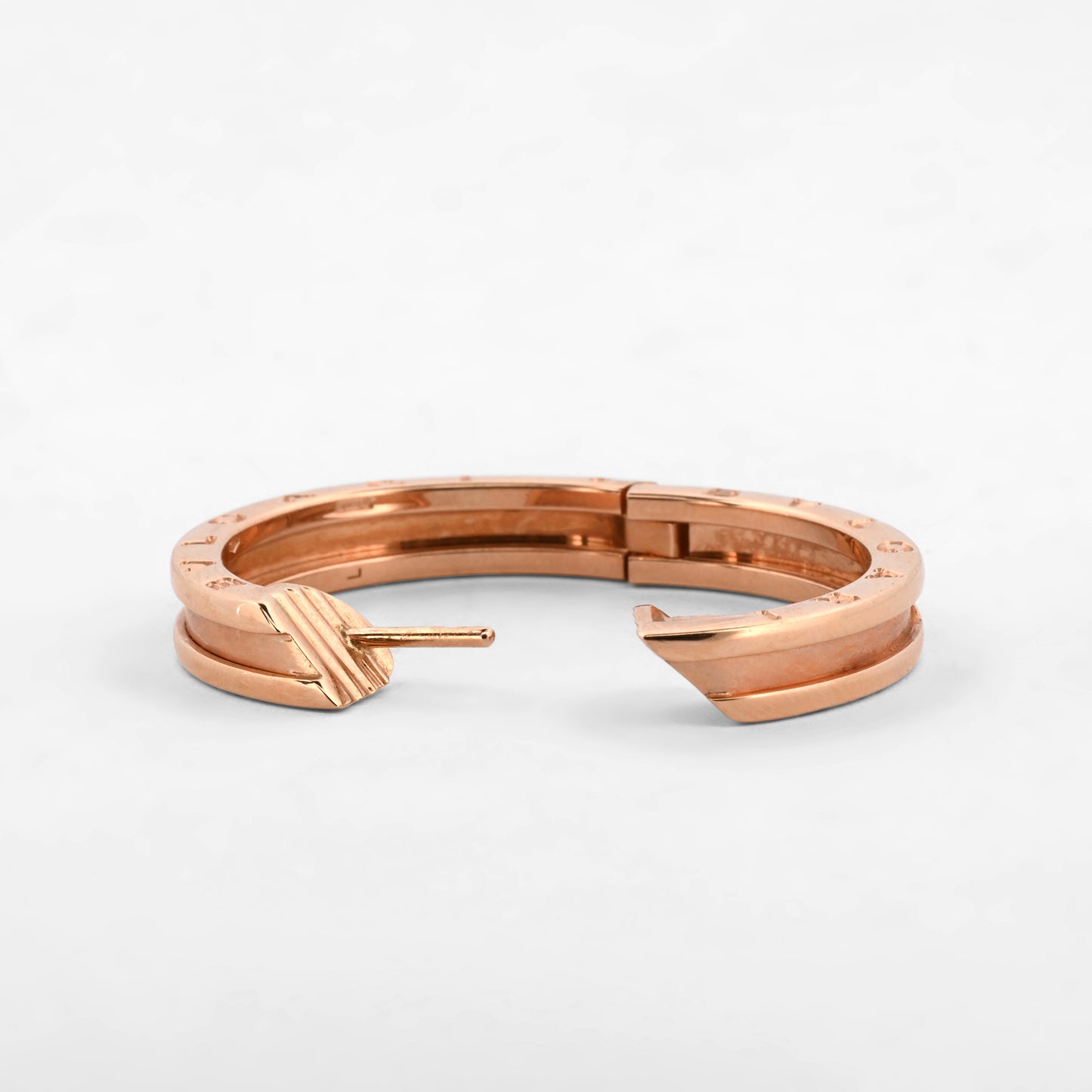 Pendientes modelo BZero1 de 1 banda de la prestigiosa casa Bvlgari, realizados en oro rosa de 18kt. Los pendientes tienen un diámetro de 30mm. Joyería Ian'Or.