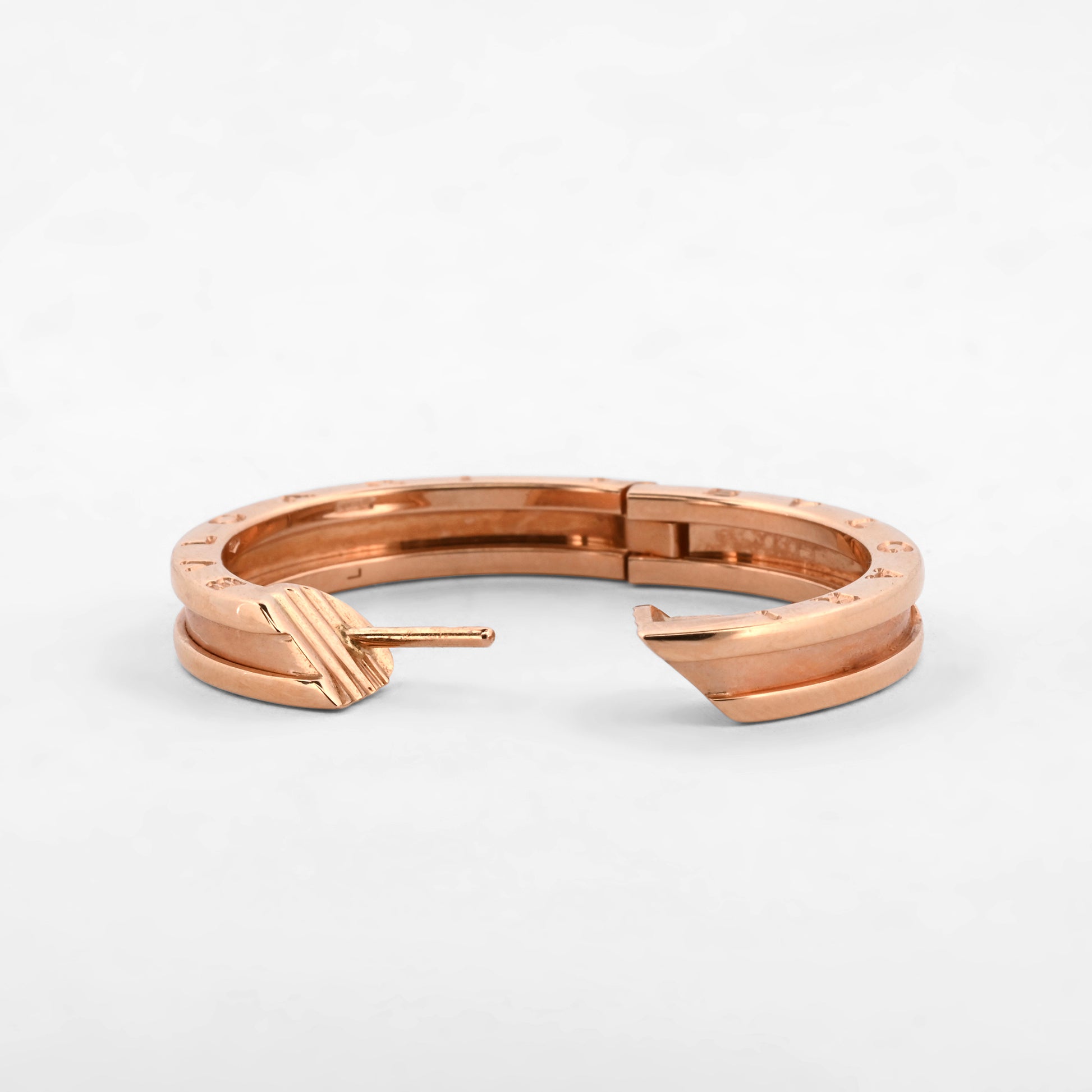 Pendientes modelo BZero1 de 1 banda de la prestigiosa casa Bvlgari, realizados en oro rosa de 18kt. Los pendientes tienen un diámetro de 30mm. Joyería Ian'Or.