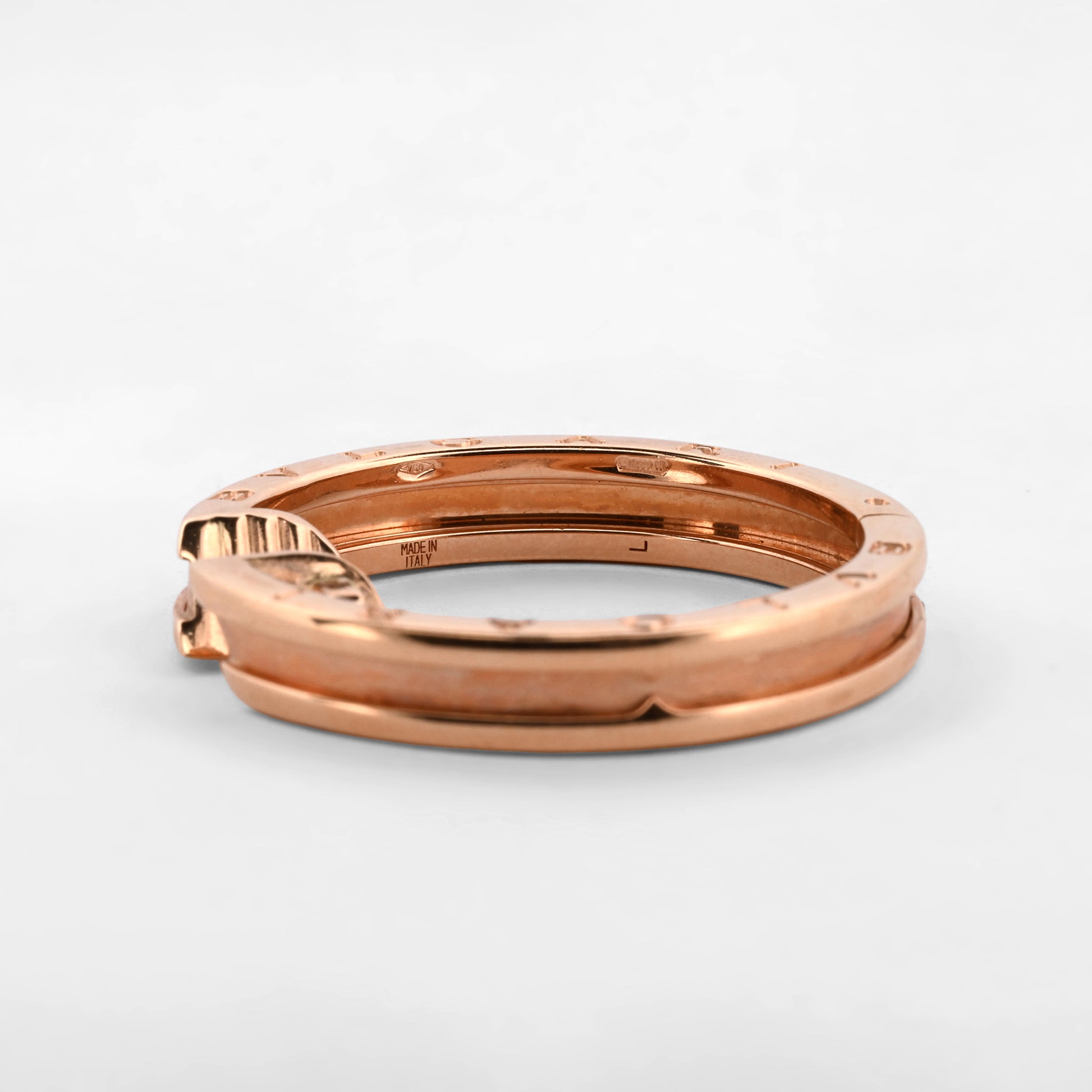 Pendientes modelo BZero1 de 1 banda de la prestigiosa casa Bvlgari, realizados en oro rosa de 18kt. Los pendientes tienen un diámetro de 30mm. Joyería Ian'Or.