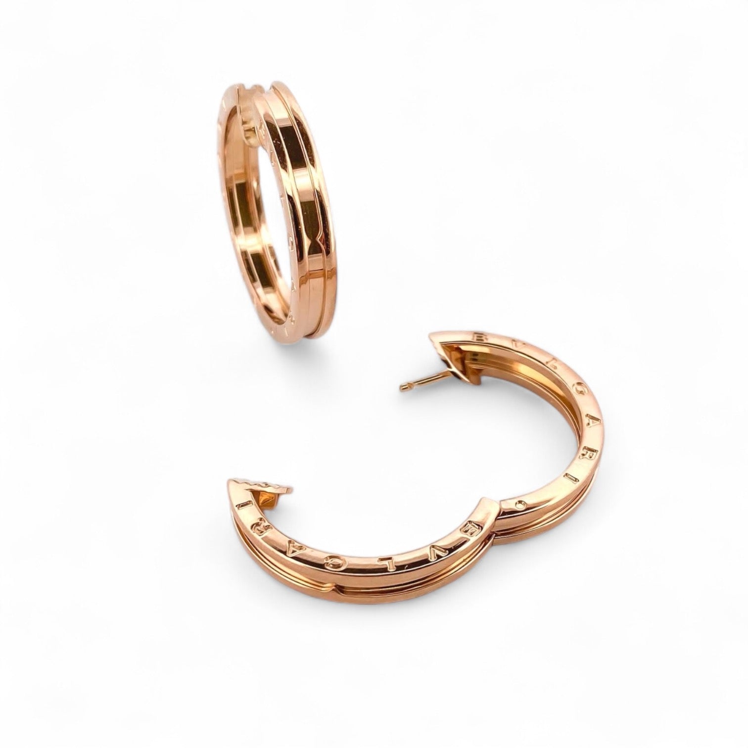 Pendientes modelo BZero1 de 1 banda de la prestigiosa casa Bvlgari, realizados en oro rosa de 18kt. Los pendientes de bvlgari  tienen un diámetro de 30mm
