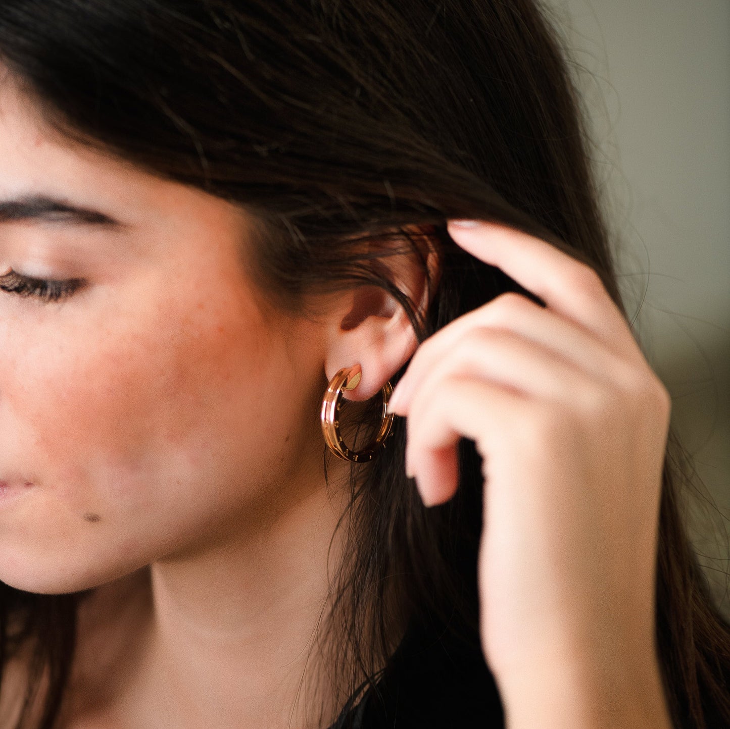 Pendientes modelo BZero1 de 1 banda de la prestigiosa casa Bvlgari, realizados en oro rosa de 18kt. Los pendientes de bulgari tienen un diámetro de 30mm