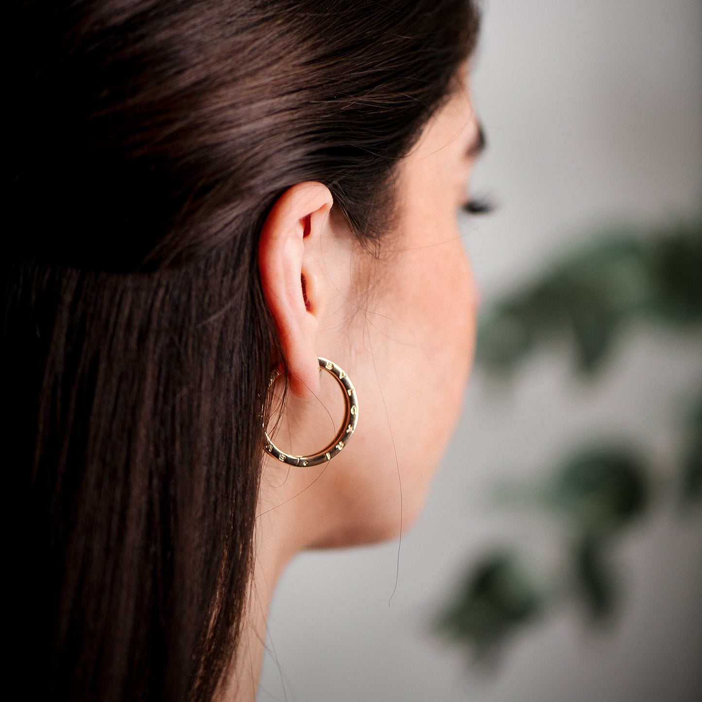 Pendientes modelo BZero1 de 1 banda de la prestigiosa casa Bvlgari, realizados en oro rosa de 18kt. Los pendientes de bulgari tienen un diámetro de 30mm