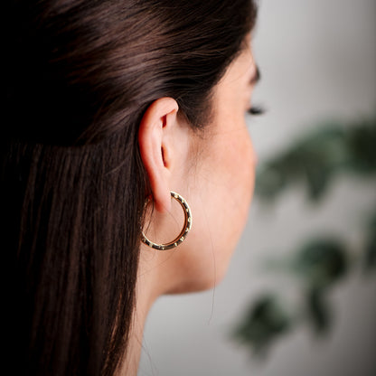 Pendientes modelo BZero1 de 1 banda de la prestigiosa casa Bvlgari, realizados en oro rosa de 18kt. Los pendientes de bulgari tienen un diámetro de 30mm