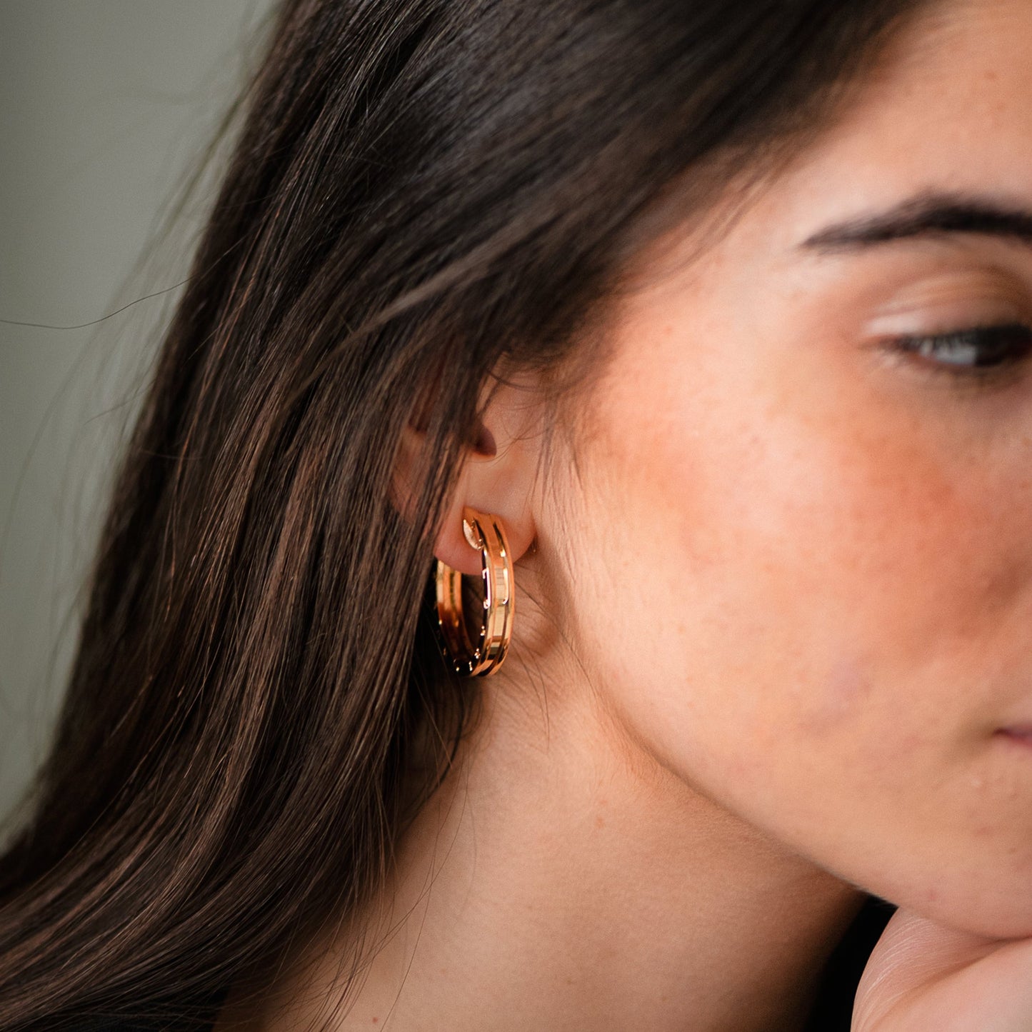 Pendientes modelo BZero1 de 1 banda de la prestigiosa casa Bvlgari, realizados en oro rosa de 18kt. Los pendientes de bulgari tienen un diámetro de 30mm