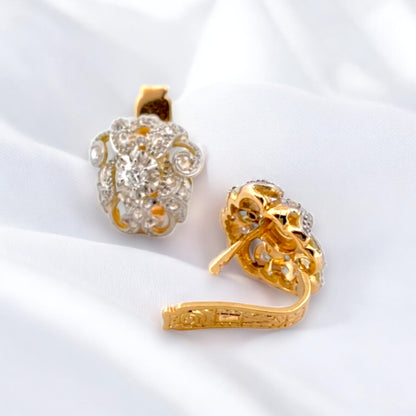 Pendientes vintage de oro amarillo de 18kt con flor de platino y engaste de diamante en talla brillante de 0,10ct y 40 diamantes de talla antigua con cierre catalán.
Peso con piedras: 8,50g
Material: oro amarillo y platino
Medidas: 16,10mm de largo x 11,28mm ancho
Gemma: 2 diamantes talla brillante 0,10ct y 40 diamantes de talla antigua.
Joyas vintage de oro y platino de segunda mano restauradas, venta de joyas antiguas baratas.