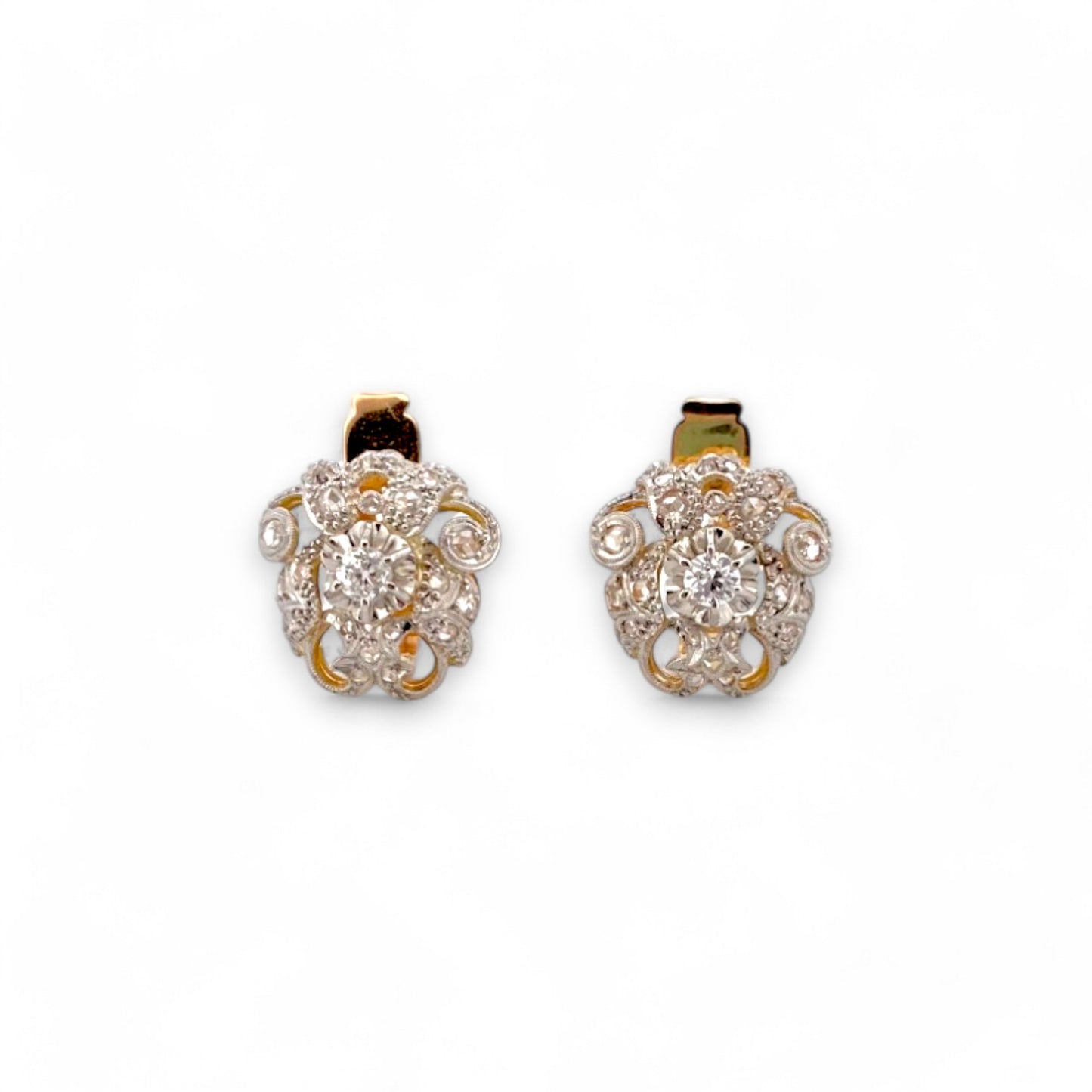 Pendientes vintage de oro amarillo de 18kt con flor de platino y engaste de diamante en talla brillante de 0,10ct y 40 diamantes de talla antigua con cierre catalán.
Peso con piedras: 8,50g
Material: oro amarillo y platino
Medidas: 16,10mm de largo x 11,28mm ancho
Gemma: 2 diamantes talla brillante 0,10ct y 40 diamantes de talla antigua.
Joyas vintage de oro y platino de segunda mano restauradas, venta de joyas antiguas baratas.