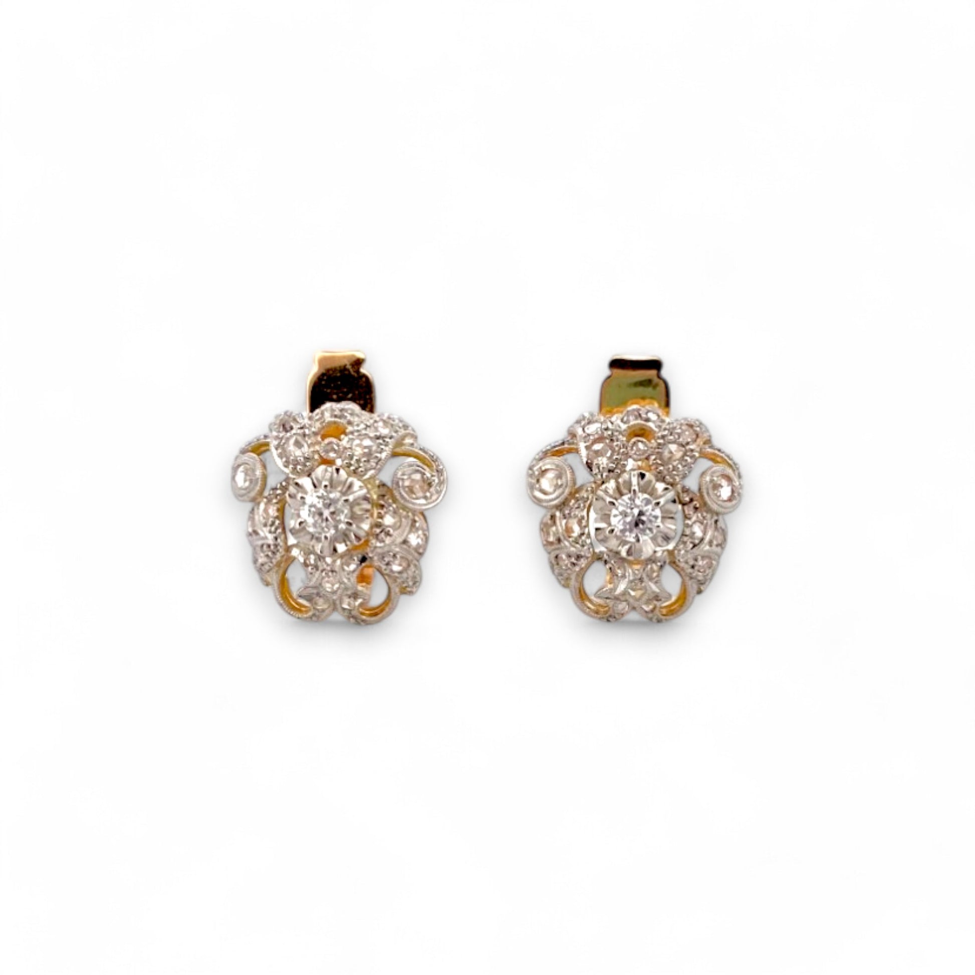 Pendientes vintage de oro amarillo de 18kt con flor de platino y engaste de diamante en talla brillante de 0,10ct y 40 diamantes de talla antigua con cierre catalán.
Peso con piedras: 8,50g
Material: oro amarillo y platino
Medidas: 16,10mm de largo x 11,28mm ancho
Gemma: 2 diamantes talla brillante 0,10ct y 40 diamantes de talla antigua.
Joyas vintage de oro y platino de segunda mano restauradas, venta de joyas antiguas baratas.