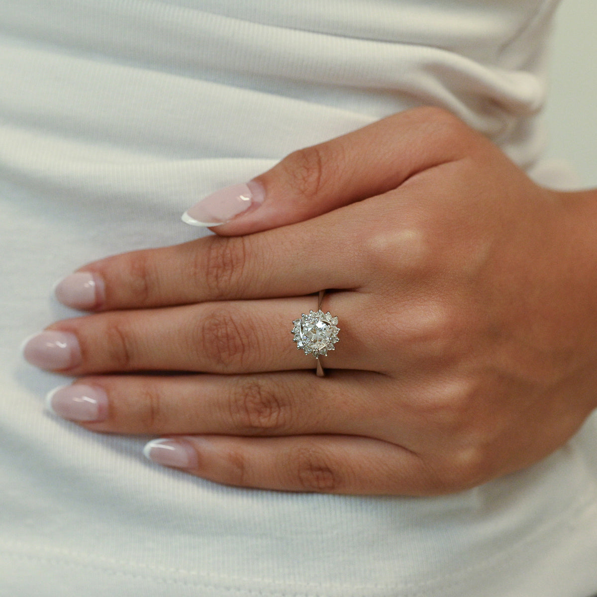 Comprar sortija realizada en Oro blanco de 18kt con rosetón de diamantes. Diamante central talla brillante de 6,47mm y rosetón de 12 brillantes de 0,04ct cada uno