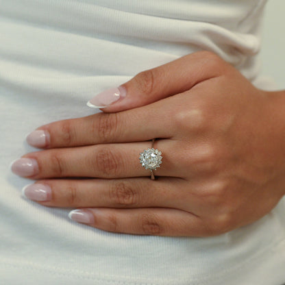 Comprar sortija realizada en Oro blanco de 18kt con rosetón de diamantes. Diamante central talla brillante de 6,47mm y rosetón de 12 brillantes de 0,04ct cada uno