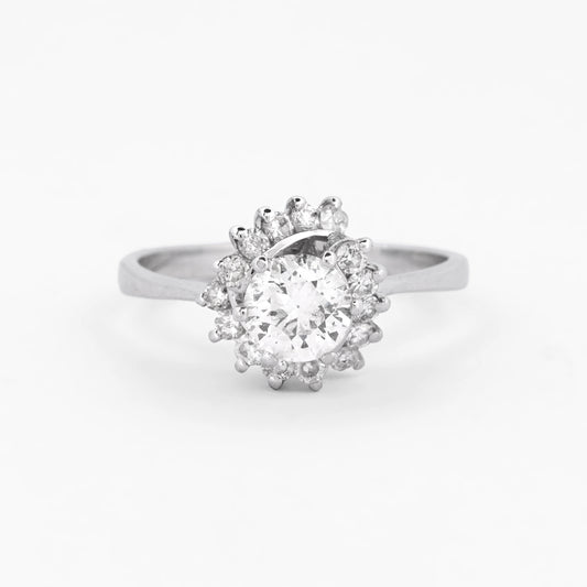Comprar sortija realizada en Oro blanco de 18kt con rosetón de diamantes. Diamante central talla brillante de 6,47mm y rosetón de 12 brillantes de 0,04ct cada uno