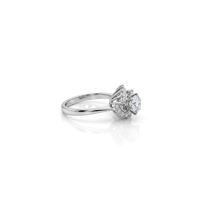 Comprar sortija realizada en Oro blanco de 18kt con rosetón de diamantes. Diamante central talla brillante de 6,47mm y rosetón de 12 brillantes de 0,04ct cada uno