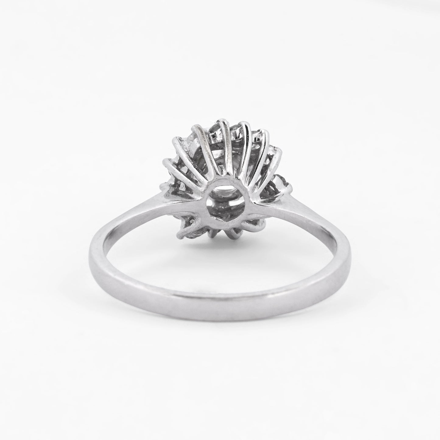 Comprar sortija realizada en Oro blanco de 18kt con rosetón de diamantes. Diamante central talla brillante de 6,47mm y rosetón de 12 brillantes de 0,04ct cada uno