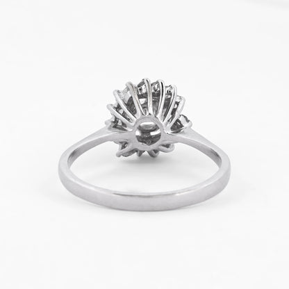 Comprar sortija realizada en Oro blanco de 18kt con rosetón de diamantes. Diamante central talla brillante de 6,47mm y rosetón de 12 brillantes de 0,04ct cada uno