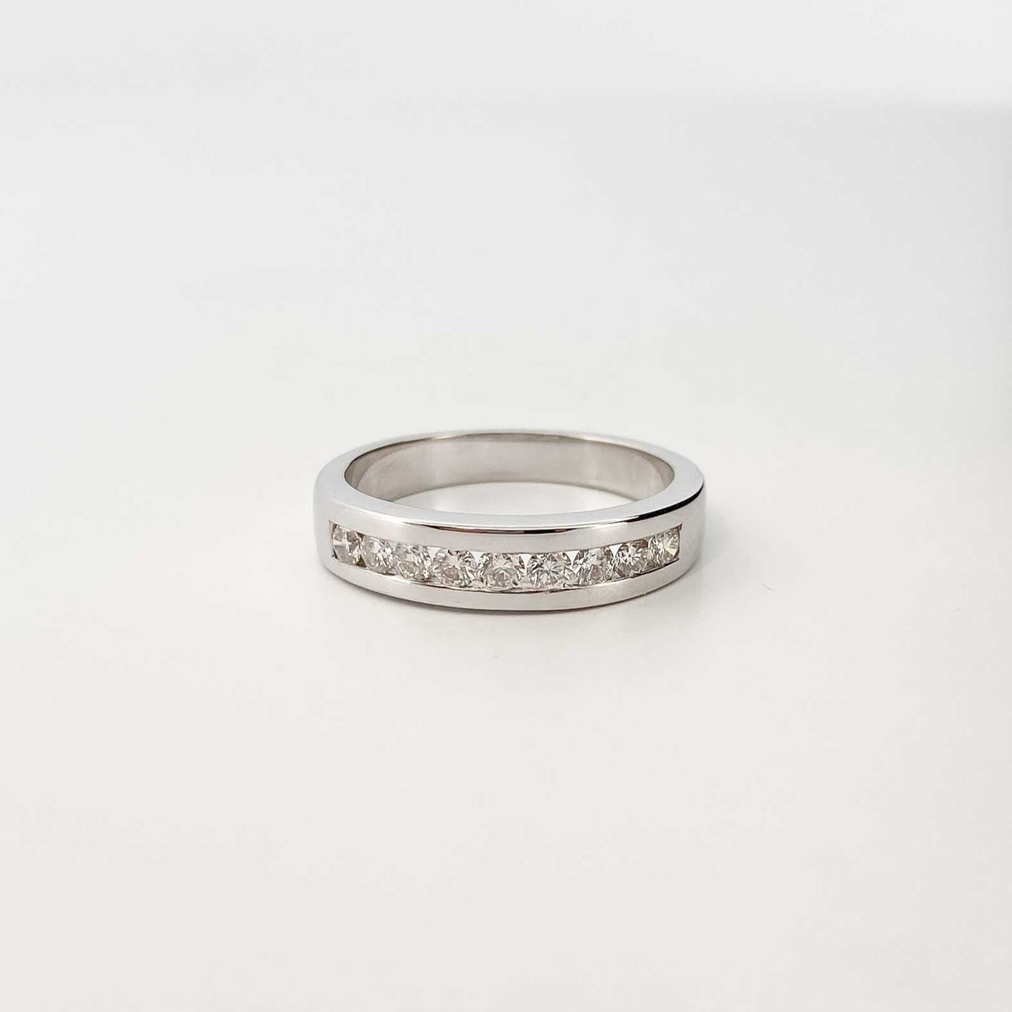 13542GM - Media alianza oro blanco 18kt con diamantes