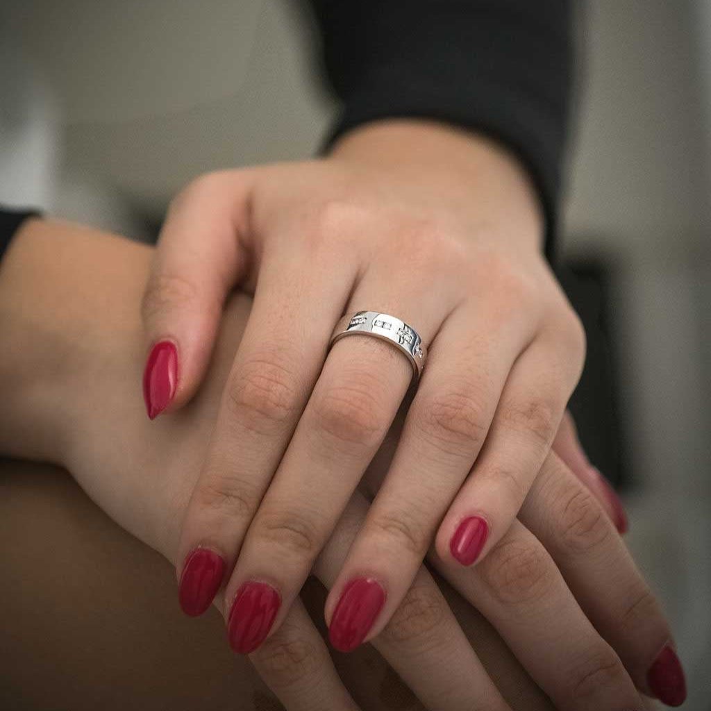Media alianza de oro blanco de 18kt con diamantes intercalados talla brillante. El anillo es de talla 14,5 y el grosor es de 5,52mm.
Joyería compro oro, dónde comprar  y vender joyas al mejor precio en Barcelona. Joyas al mejor precio, envío gratuito. Anillos de compromiso baratos.