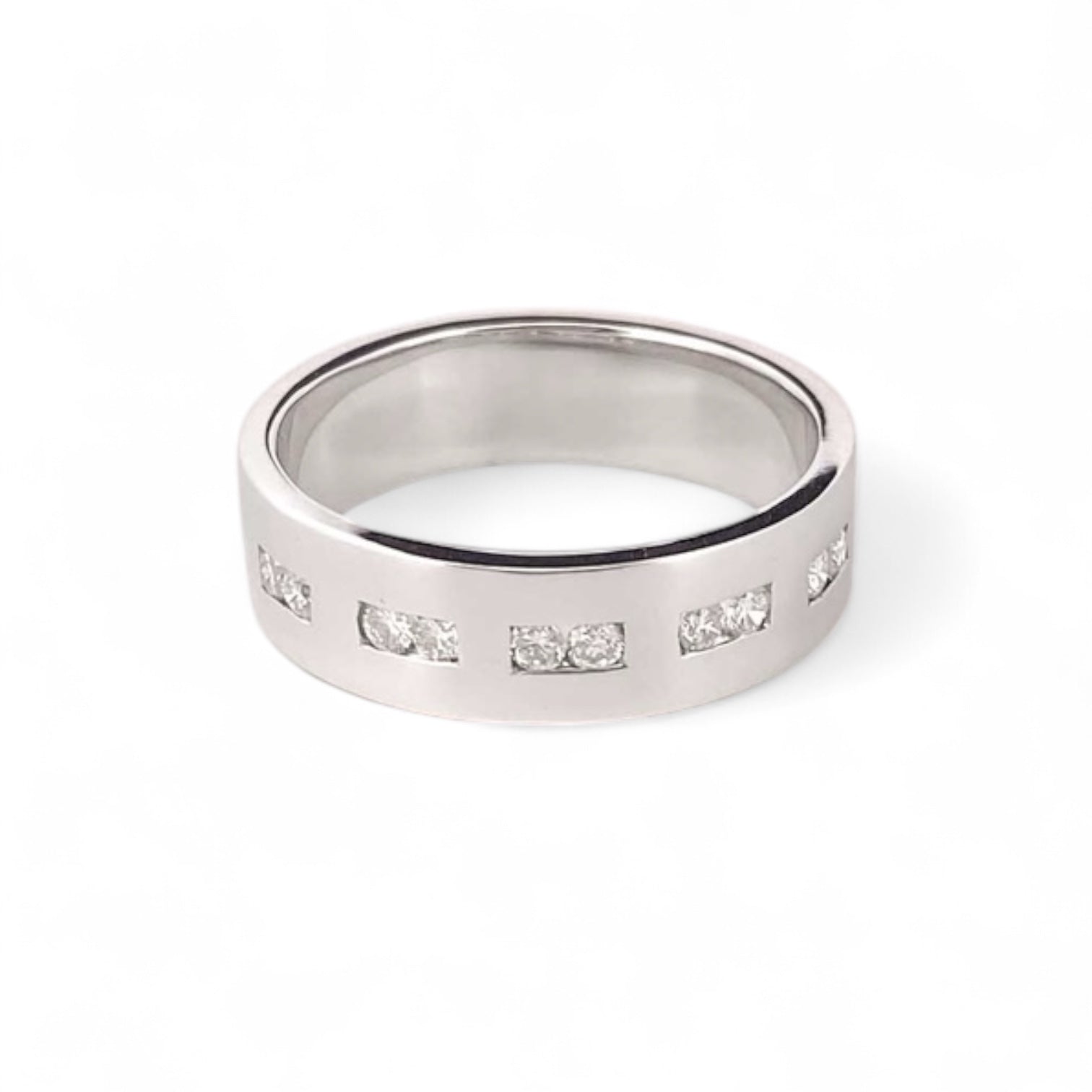 Media alianza de oro blanco de 18kt con diamantes intercalados talla brillante. El anillo es de talla 14,5 y el grosor es de 5,52mm.
Joyería compro oro, dónde comprar  y vender joyas al mejor precio en Barcelona. Joyas al mejor precio, envío gratuito. Anillos de compromiso baratos.