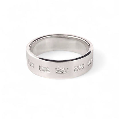Media alianza de oro blanco de 18kt con diamantes intercalados talla brillante. El anillo es de talla 14,5 y el grosor es de 5,52mm.
Joyería compro oro, dónde comprar  y vender joyas al mejor precio en Barcelona. Joyas al mejor precio, envío gratuito. Anillos de compromiso baratos.