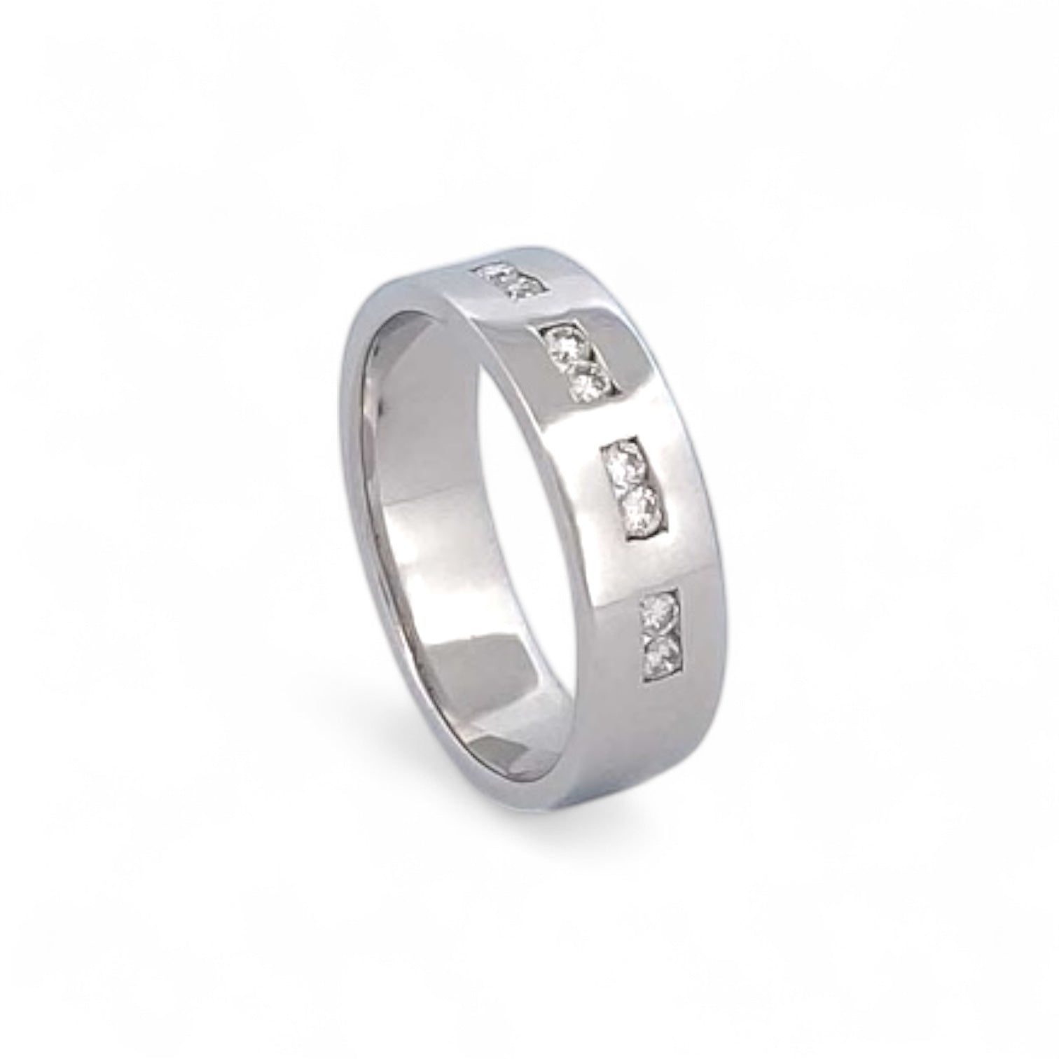 Media alianza de oro blanco de 18kt con diamantes intercalados talla brillante. El anillo es de talla 14,5 y el grosor es de 5,52mm.
Joyería compro oro, dónde comprar  y vender joyas al mejor precio en Barcelona. Joyas al mejor precio, envío gratuito. Anillos de compromiso baratos.