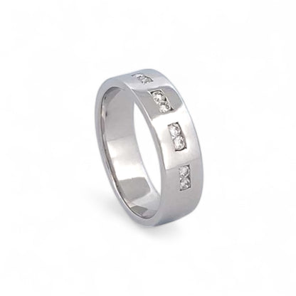 Media alianza de oro blanco de 18kt con diamantes intercalados talla brillante. El anillo es de talla 14,5 y el grosor es de 5,52mm.
Joyería compro oro, dónde comprar  y vender joyas al mejor precio en Barcelona. Joyas al mejor precio, envío gratuito. Anillos de compromiso baratos.