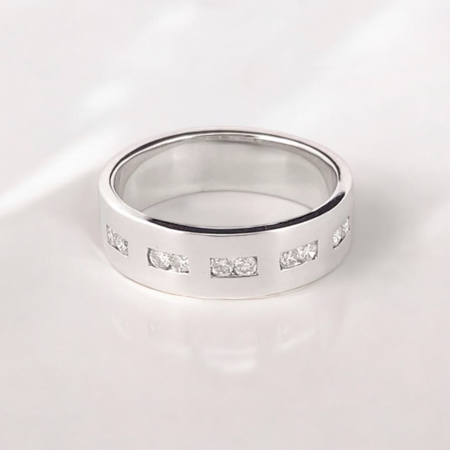 Media alianza de oro blanco de 18kt con diamantes intercalados talla brillante. El anillo es de talla 14,5 y el grosor es de 5,52mm.
Joyería compro oro, dónde comprar  y vender joyas al mejor precio en Barcelona. Joyas al mejor precio, envío gratuito. Anillos de compromiso baratos.