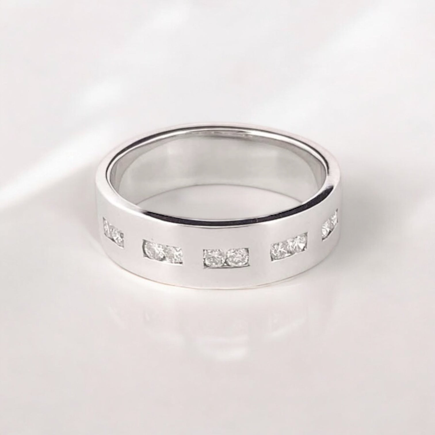 Media alianza de oro blanco de 18kt con diamantes intercalados talla brillante. El anillo es de talla 14,5 y el grosor es de 5,52mm.
Joyería compro oro, dónde comprar  y vender joyas al mejor precio en Barcelona. Joyas al mejor precio, envío gratuito. Anillos de compromiso baratos.