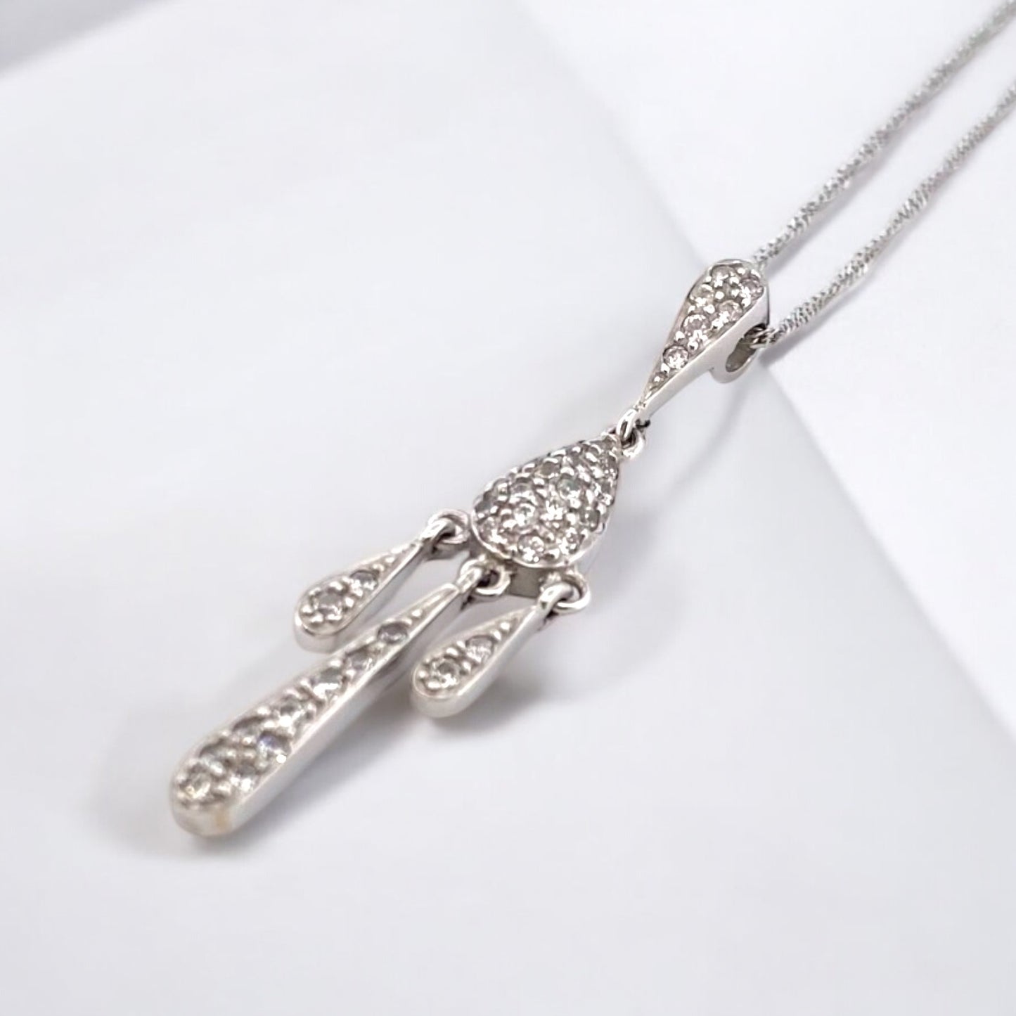 Cadena de Oro blanco de 18kt con cierre reasa y colgante tres gotas de oro blanco con 35 diamantes de talla brillante. La cadena y el colgante se pueden comprar también por separado. Medida cadena: 60cmPeso: cadena 1,64g. colgante 2,49g.Material: Oro blanco de 18 Kt.Gema: 35 diamantes talla brillante.Referencia: cadena 12924GM colgante 13553GM Notas importantes: Esta pieza ha sido restaurada en nuestro taller de Barcelona y se entrega certificada. Si quieres probarte esta joya la encontrarás en nuestra tien