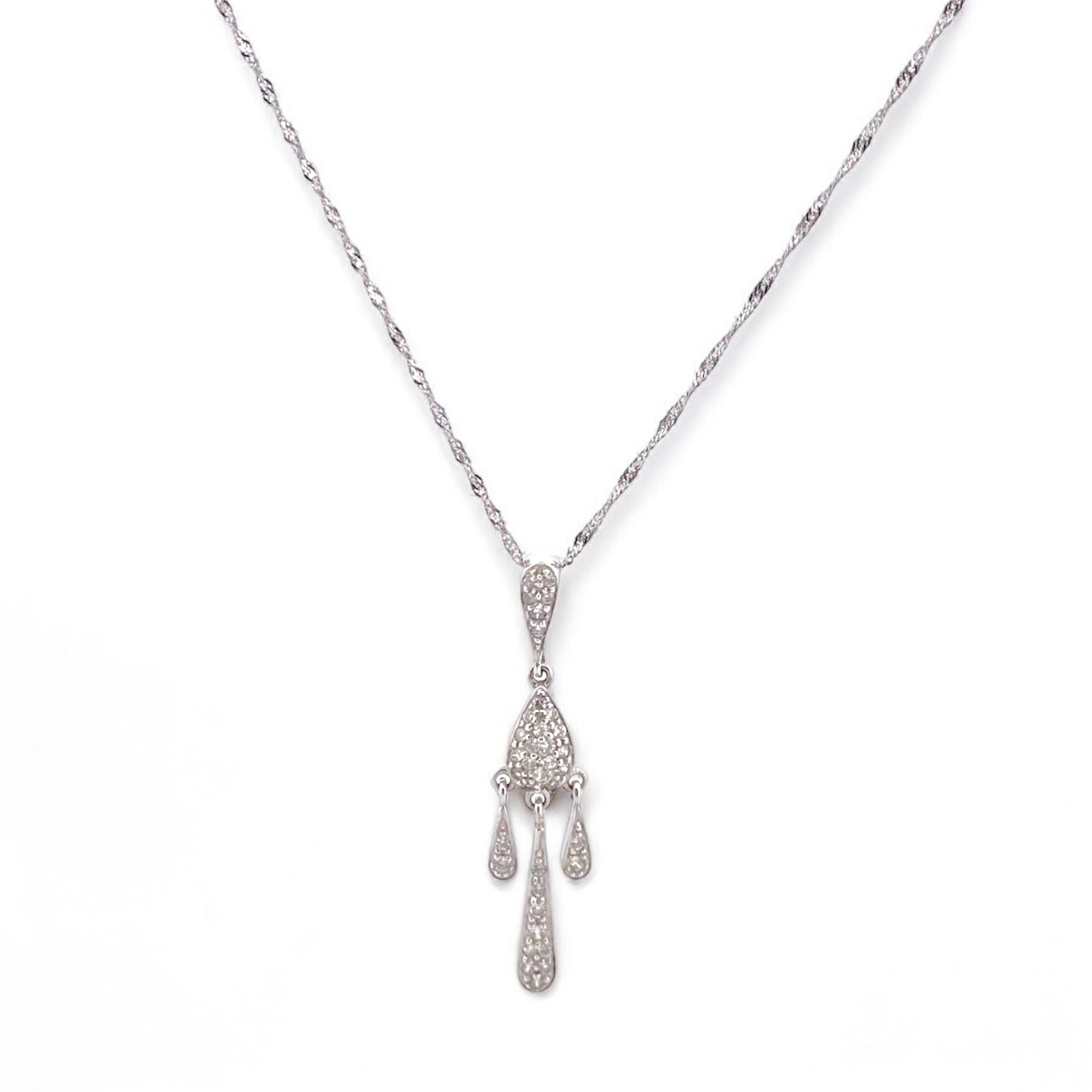 Cadena de Oro blanco de 18kt con cierre reasa y colgante tres gotas de oro blanco con 35 diamantes de talla brillante. La cadena y el colgante se pueden comprar también por separado. Medida cadena: 60cmPeso: cadena 1,64g. colgante 2,49g.Material: Oro blanco de 18 Kt.Gema: 35 diamantes talla brillante.Referencia: cadena 12924GM colgante 13553GM Notas importantes: Esta pieza ha sido restaurada en nuestro taller de Barcelona y se entrega certificada. Si quieres probarte esta joya la encontrarás en nuestra tien