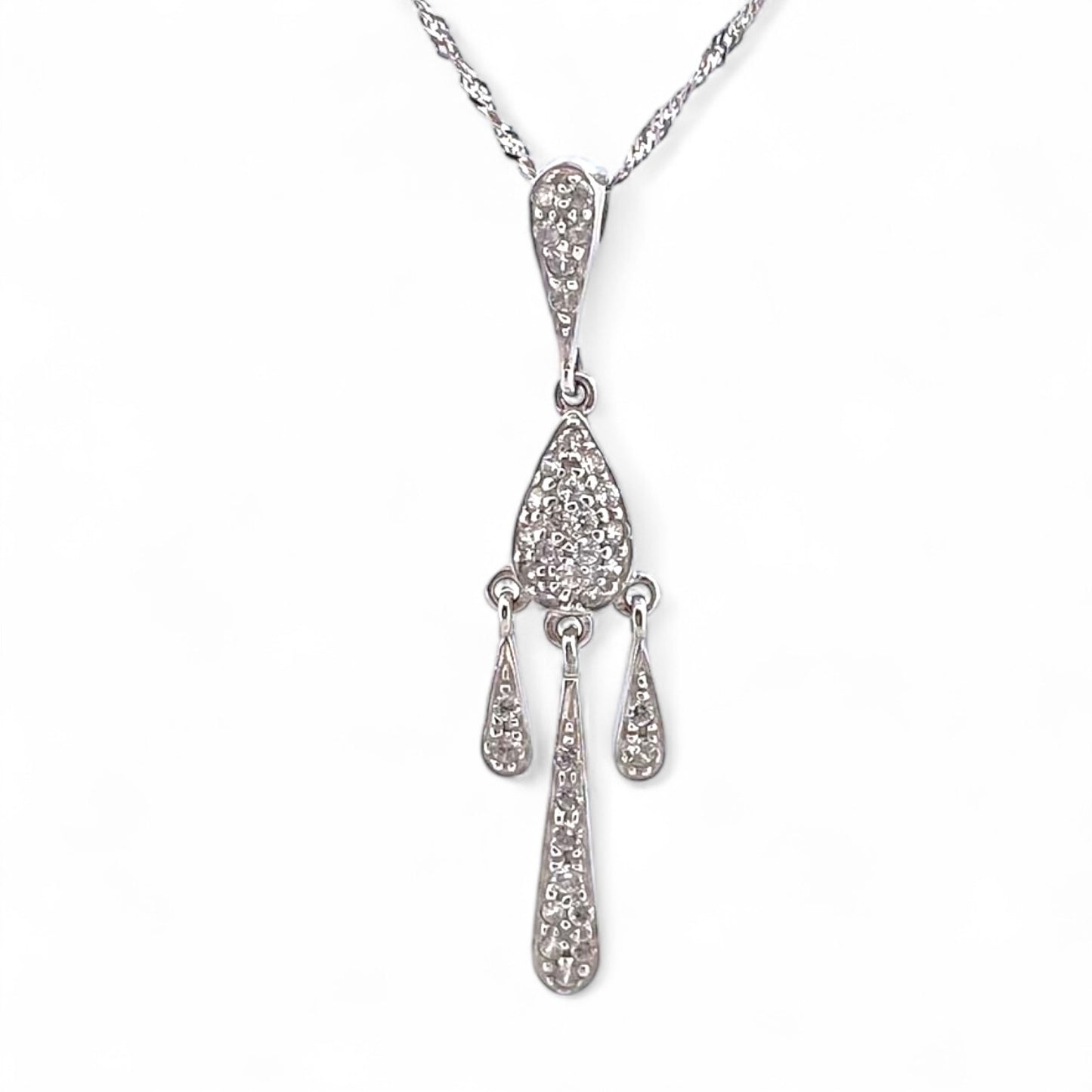 Cadena de Oro blanco de 18kt con cierre reasa y colgante tres gotas de oro blanco con 35 diamantes de talla brillante. La cadena y el colgante se pueden comprar también por separado. Medida cadena: 60cmPeso: cadena 1,64g. colgante 2,49g.Material: Oro blanco de 18 Kt.Gema: 35 diamantes talla brillante.Referencia: cadena 12924GM colgante 13553GM Notas importantes: Esta pieza ha sido restaurada en nuestro taller de Barcelona y se entrega certificada. Si quieres probarte esta joya la encontrarás en nuestra tien