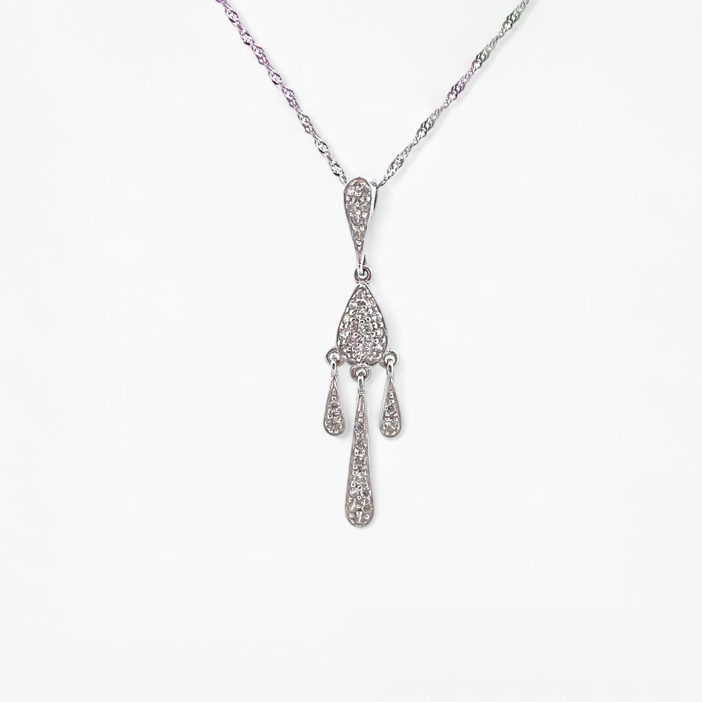 Comprar colgante tres gotas de oro blanco con 35 diamantes de talla brillante. Joyas de segunda mano. Joyería Ian'Or.