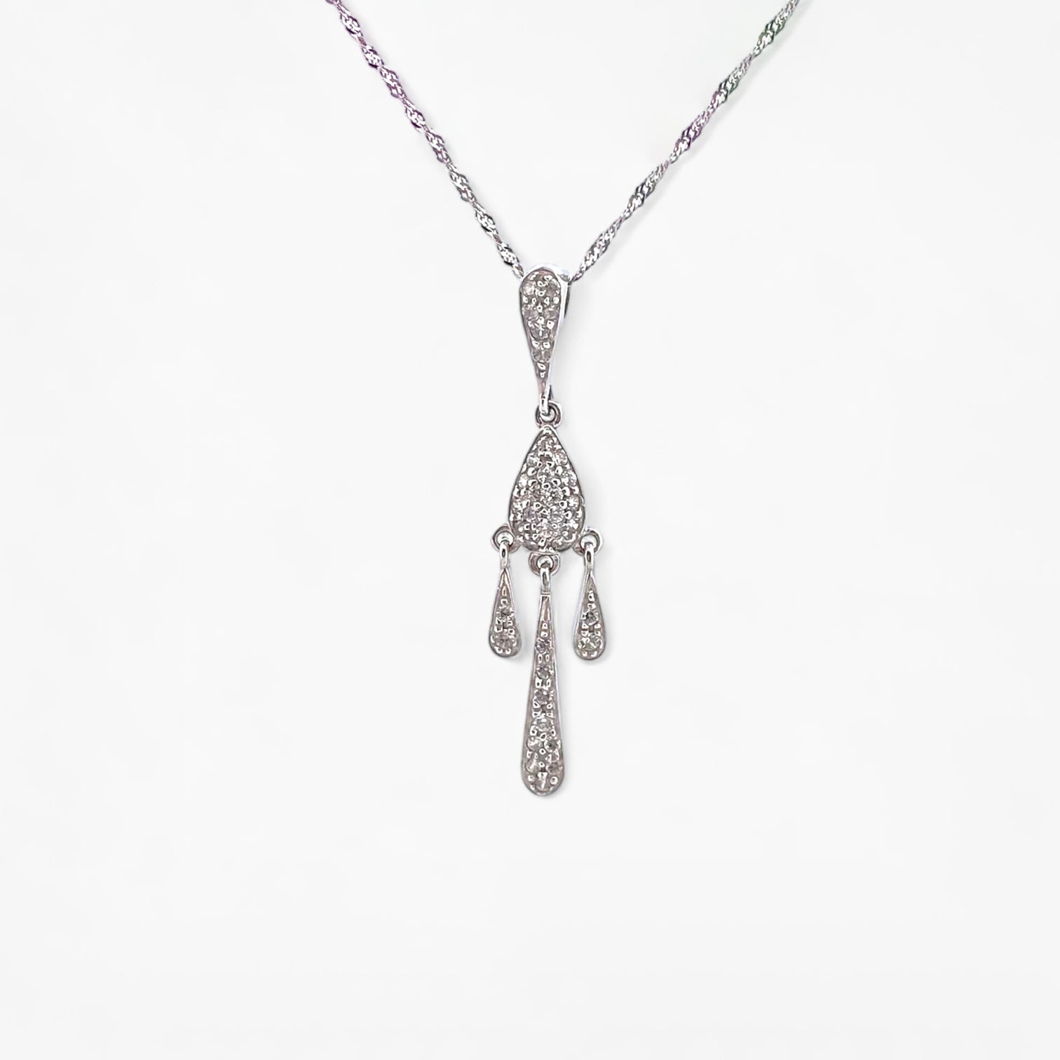 Comprar colgante tres gotas de oro blanco con 35 diamantes de talla brillante. Joyas de segunda mano. Joyería Ian'Or.