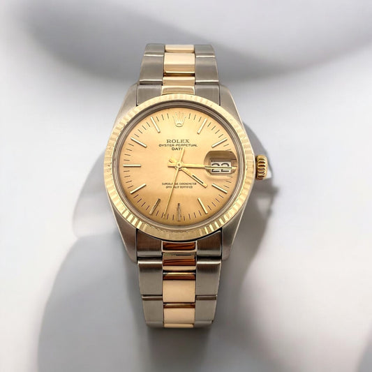 Reloj Rolex Oyster&nbsp; Perpetual Date con esfera de 36mm. Realizado en acero y oro amarillo de 18kt.
Marca: Rolex
Modelo: Oyster Perpetual Date
Año: Finales de los 70 aproximadamente
Caja: 36 mm, acero/oro amarillo
Movimiento: Automático
Pulsera: Acero/Oro amarillo, Oyster cierre desplegabe
Esfera: Champagne, sin cifras
Relojes Rolex de segunda mano baratos en Barcelona. relojes de alta gama al mejor precio.