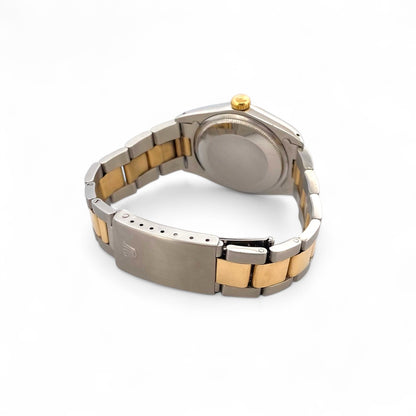 Reloj Rolex Oyster&nbsp; Perpetual Date con esfera de 36mm. Realizado en acero y oro amarillo de 18kt.
Marca: Rolex
Modelo: Oyster Perpetual Date
Año: Finales de los 70 aproximadamente
Caja: 36 mm, acero/oro amarillo
Movimiento: Automático
Pulsera: Acero/Oro amarillo, Oyster cierre desplegabe
Esfera: Champagne, sin cifras
Relojes Rolex de segunda mano baratos en Barcelona. relojes de alta gama al mejor precio.